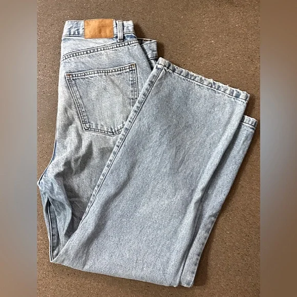 Cotton On
Loose Straight Jean - Picture 2 of 9